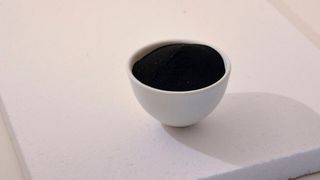 Hard Carbon, gewonnen aus Lignin, einem Nebenprodukt der Holzindustrie, bildet die Basis für die Elektrode der Thüringer Wald-Batterie. (Bild: Fraunhofer IKTS)