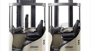 Robuste „Geschwister“ für verschiedene Gangbreiten: Schubmaststapler ESR 5220 und 5240. (Bild: Crown)