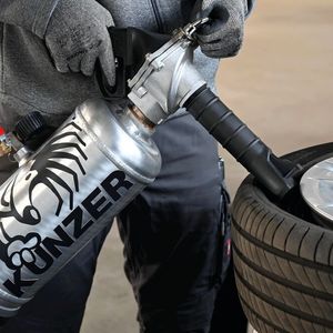 Gängige Synonyme für Luftkanone sind Reifenbooster, -füllkanone, -füllbombe oder Bazooka, was viel über das Gefahrenpotenzial eines solchen Werkstattgeräts besagt. (Bild: Kunzer)
