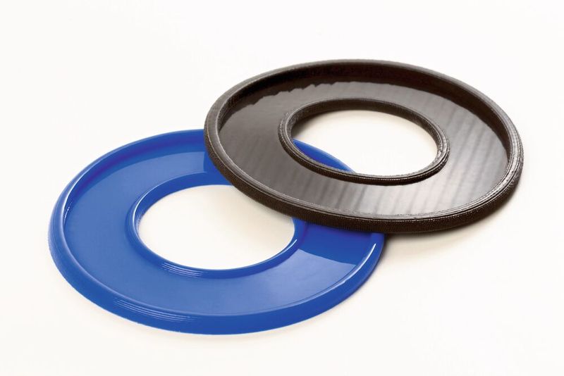 Diese Membranteile wurden mit Hilfe des ACEO 3D-Druckverfahrens von Wacker hergestellt. Auf diese Weise lassen sich auch komplexe Siliconbauteile in kleinen Serien schnell und kostengünstig fertigen. 