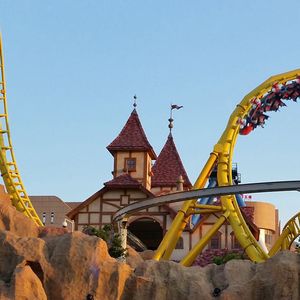 Die Achterbahn X-Train im In- und Outdoor-Vergnügungspark Romon World im chinesischen Ningbo beschleunigt auf Geschwindigkeiten bis 130 km/h und wiegt etwa 12 t. Was die Bauteile dieses Giganten aushalten müssen, berechnete das Fraunhofer LBF vor Ort.