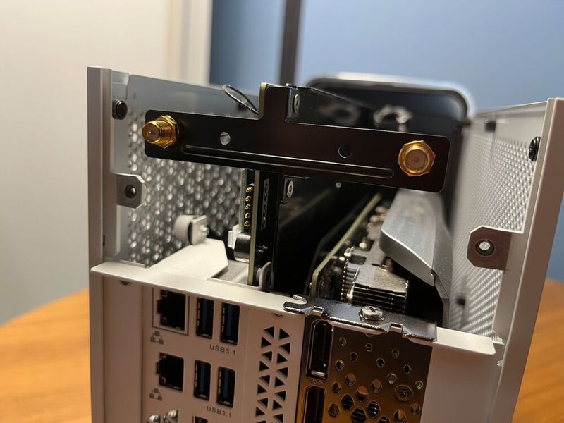 Unter der Antennenhalterung sind fünf Pogo-Pins für die Stromversorgung der beiden Lüfter im Gehäusedeckel sichtbar.  (Bild: Vogel IT-Medien)