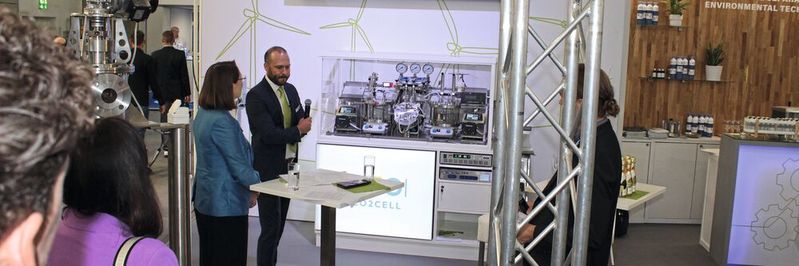 Aus Restströmen mach Nutzwert - mit der richtigen Trenntechnik läuft’s! Julia Aichhorn und Andreas Schnitzhofer präsentieren den ECO2CELL.(Bild:  PROCESS)