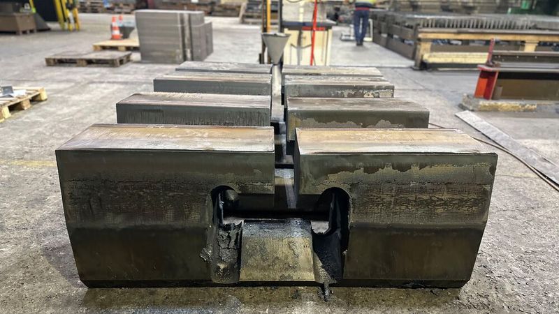 Platz 2: 6,7 Tonnen schwere Brennteile bringen Schiffsspanten perfekt in Form: Die fertigen Brennzuschnitte, die in der neuartigen Schiffsspanten-Biegemaschine der Haeusler AG die zu biegenden Profilwerkstücke führen und die Kraft der Schwingen auf sie übertragen. (Bild: Jebens)