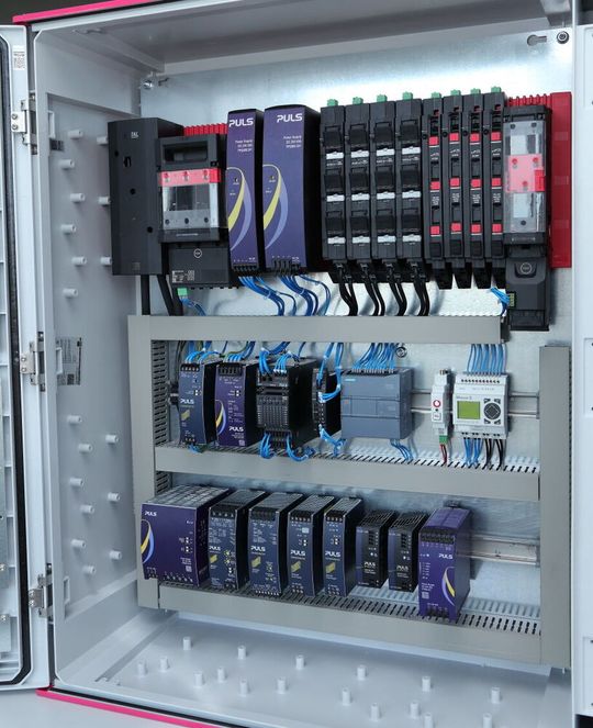 Hocheffiziente Puls-Netzteile kontaktieren direkt das Riline-X-Board, schnell und werkzeuglos montierbar.(Bild:  Rittal)