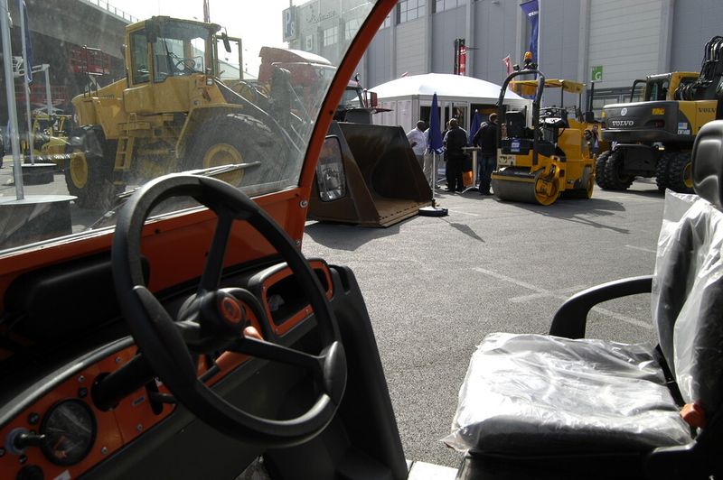 Baumaschinen und Kommunaltechnik auf der Usetec 2012. (Bild: Schreier)
