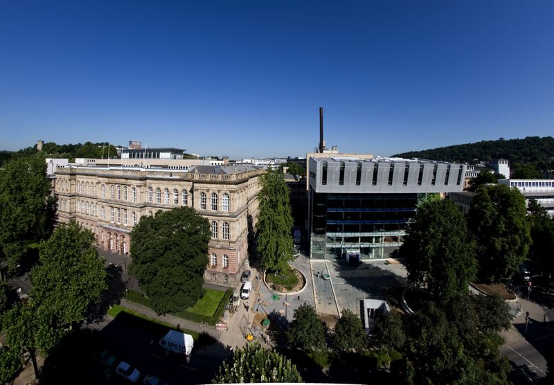 Platz 9: RWTH Aachen 4,0/5 Sterne  ★ ★ ★ ★ ✩     Die Rheinisch-Westfälische Technische Hochschule (RWTH) Aachen landet auf Platz 9 im Ranking. Sie hat zwar wie die Uni Konstanz eine Gesamtbewertung von 4,0 erzielt, ist dafür aber bei der „Unterstützung am Studienanfang“ besser beurteilt worden.   Aus der Forschung: Ein Team der RWTH Aachen erforscht neue Methoden des Kunststoff-Recyclings in einem Projekt, das von der Werner-Siemens-Stiftung mit über 100 Millionen Euro gefördert wird.    Ebenfalls interessant: Top 10 der besten Universitäten für Biologie und Biowissenschaften. (Bild: Peter Winandy)