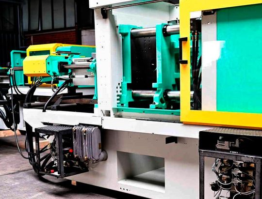 Am am Kunststoff-Zentrum in Leipzig (KUZ) entwickeln die Experten jetzt im Rahmen des Projekts „MouldPredict“ eine KI-Basierte Möglichkeit, um den doch sehr variantenreichen Spritzgießprozess zu vereinfachen. Hier informieren sie, wie und warum man das machen will.(Bild:  Arburg)