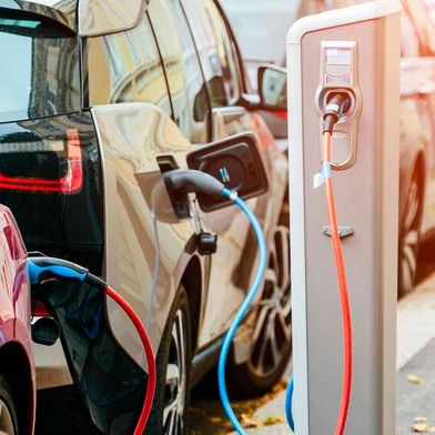 Um die Elektromobilität voranzubringen, soll die Zahl der Ladesäulen wachsen. Dafür gibt die EU wieder Geld. (Bild: Leaseplan)