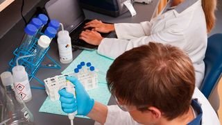 Durch eine automatisierte Probenkennzeichnung können Labore viel Zeit sparen (Bild: Brady Corporation)