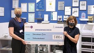 Anke Bördgen, Leiterin Produktmanagement und Marketing bei Knauer (rechts im Bild) überreicht Jana Judisch, Pressesprecherin des Studierendenwerk Berlin einen Spendenscheck in Höhe von 5800 Euro.   (Knauer)