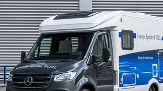 Der als Wohmobil aufgebaute Concept Sprinter F-Cell soll die Vorteile des Plug-in-Hybrid-Antriebs für Langstrecken zeigen. (Bild: Daimler AG)