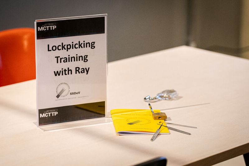 …jegliche Art von Schlössern knacken zu können! Dieses Wissen teilte er mit den Teilnehmern. (Bild: Vogel IT-Akademie)