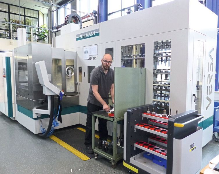 Fokussiert auf komplexe, äusserst präzise Bauteile und Losgrössen bis 50 Stück, investierte das Unternehmen 2015 erstmals in das Bearbeitungszentrum Versa 825 von Fehlmann.  (Fehlmann)