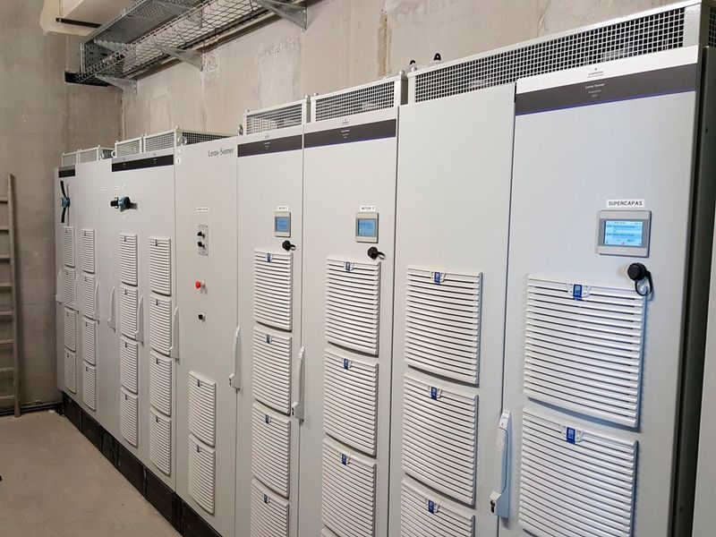 Powerdrive MD2-Umrichter mit ihren drei Betriebsmodulen: regenerative AFE, Motorwechselrichter und DC/DC-Wandler mit Energiespeicher-Management (Leroy-Somer)