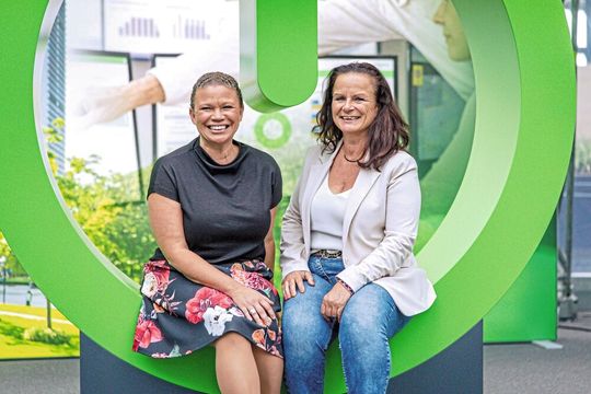 Jessica Bethune (links), Vice President Industrie- und Prozessautomation DACH bei Schneider Electric, im Gespräch mit Anne Richter, Chefredaktorin der at – aktuelle technik.(Bild:  Schneider Electric/ Gruppe C Photography)