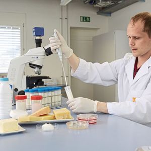 Abb.2: Bei der Analytik von Milchprodukten fallen große Datenmengen an, die es zu bearbeiten und zu dokumentieren gilt.(Bild:  Labeco)