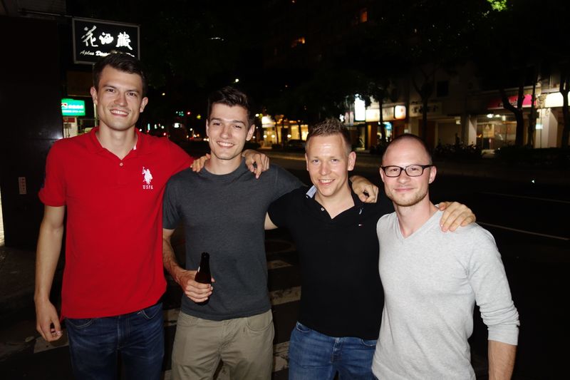 (2. v. r.) Marcel Schreiter mit seinem Allround-PC Team und Marc Sauter (r., Golem). (Vogel IT-Medien GmbH)