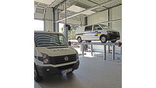 In der neu gebauten Halle des Autohauses Röder finden die Mechaniker optimale Bedingungen für den Nutzfahrzeugservice vor. (Bild: Schreiner/»kfz-betrieb«)
