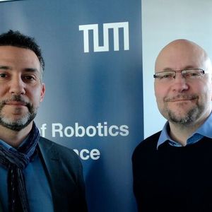Prof. Lorenzo Masia (left) and Prof. Achim Lilienthal of TUM will head the new robotics center at Munich Airport, which is being developed in collaboration with Neura Robotics.(Source:  A. Schmitz / TUM)