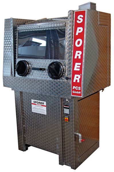 Sporer beschäftigt sich momentan mit der Optimierung bestehender Systeme, wie dieser Hochdruck-Reinigungskabine Powerbox, die unter anderem bedienerfreundlicher geworden ist. (Sporer PCS)