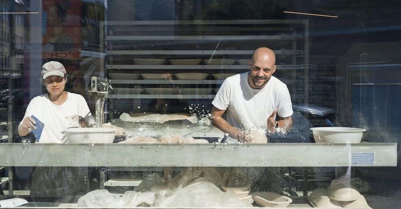 In der offenen Bäckerei von Julius Brantner in München laufen die Produktionsprozesse über Apple-Geräte. (Bild:  KATHRIN.KOSCHITZKI)