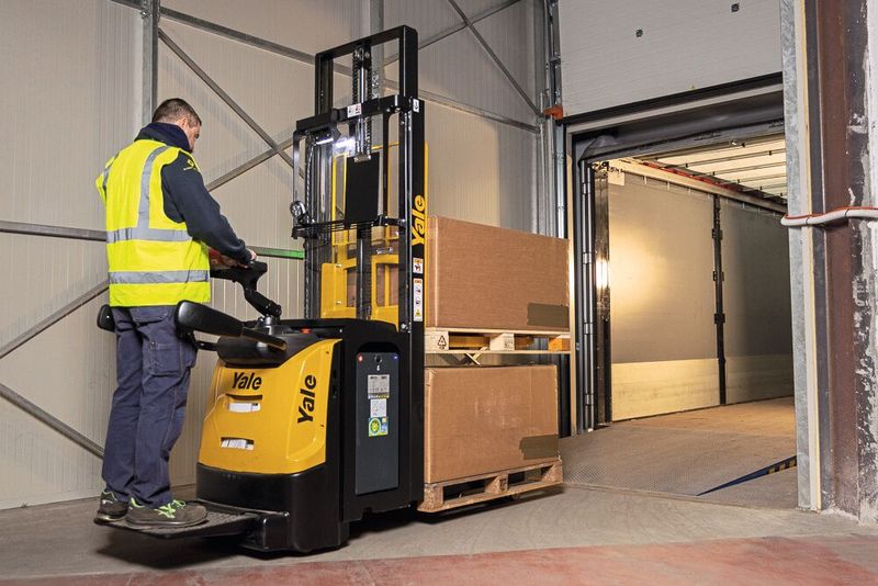 Kommt inklusive Plattform daher: der Yale-Doppelstock-Gabelhochhubwagen MS20XD. (Bild: www.studiomediavideo.it)