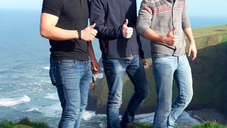 An den Wochenenden konnten (v. li.) Joshua Quardt, Hannes Bertelmann und Lukas Gansel auch die schöne Landschaft um Dublin erkunden. (Gebrüder Nolte)