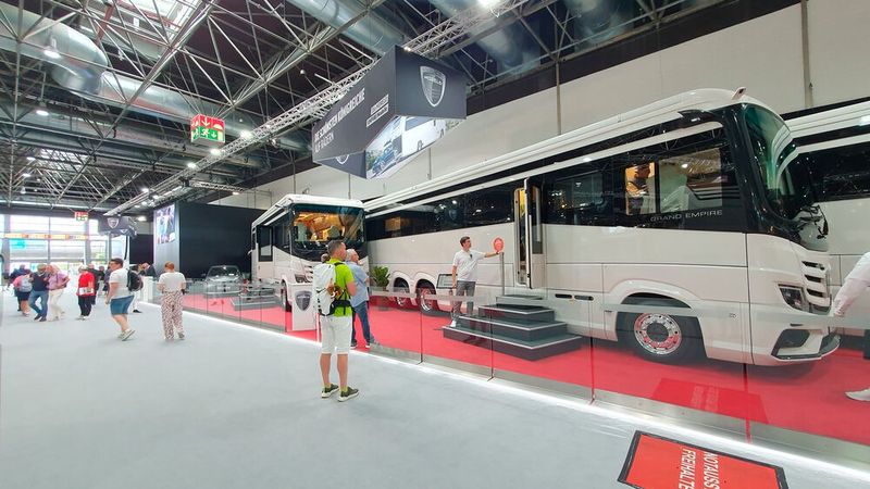 Ohne Lkw-Führerschein sind diese Fahrzeuge nicht fahrbar. Eines der längsten Exemplare: der Grand Empire von Morelo. Kostenpunkt: knapp 890.000 Euro. (Bild: Mauritz – VCG)