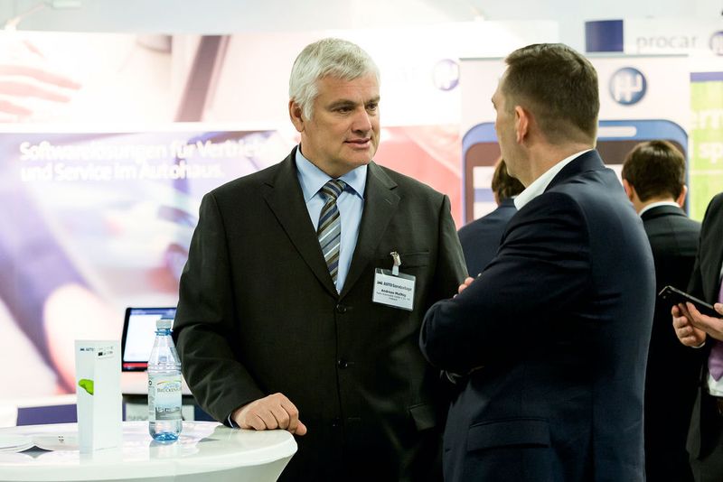 Andreas Muthig von Hahn Automobile in Fellbach holte sich bei vielen Ausstellern Anregungen für sein Servicegeschäft. (Copyright: Stefan Bausewein)