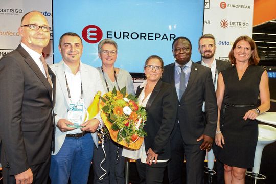 Auf der Automechanika stellte PSA den 400. Euro-Repar-Partner in Deutschland vor. Von links nach rechts: Gunnar Gräwe (PSA), Hüseyin Cenan und Partnerin, Delphine Lafon-Degrange, René Bernard Tchamendje, Heiko Otto, Sabine Weber (alle PSA).(Bild:  Jürgen Mogdans)