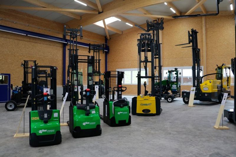 Holz und Metall: Stapler aller Art in der neuen Halle (Arbor)