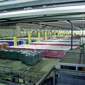 Das Soltau-Logistik-Center bietet unter anderem 3300 m² Umschlagfläche mit 34 Verladetoren und 55000 Palettenplätze, von denen allein 28000 im vollautomatischen Hochregallager angeordnet sind. Bild: SLC