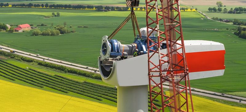 Montage in luftiger Höhe: Ein Anwendungsgebiet für Gleitlager sind die Hauptgetriebe von Windkraftanlagen. (Bild:  TimSiegert-batcam - stock.adobe.com)