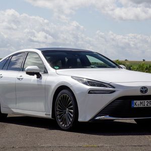 Die Linienführung der Brennstoffzellenlimousine ist Coupé-artig.(Bild:  Harald Dawo)