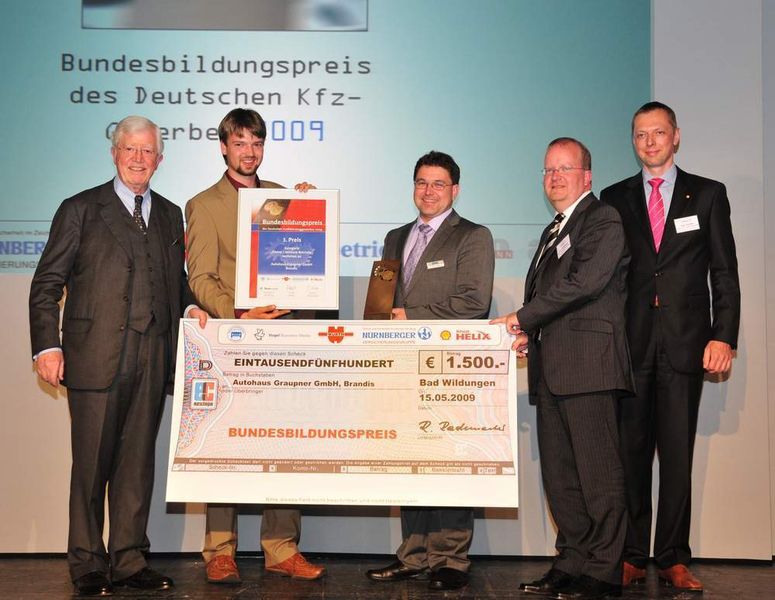 Sie erhielten ihren Preis von ZDK-Präsident Robert Rademacher und Arno Kalmbach, Leiter Volkswagen Service Deutschland. (Archiv: Vogel Business Media)