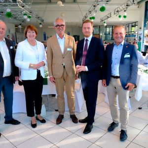 Insgesamt hatte sich viel Prominenz an der Elbe eingefunden (v. l.): ZDK-Vorstand Helmut Peter, VDA-Präsidentin Hildegard Müller, Autohaus-Unternehmer Burkhard Weller, Sachsens Ministerpräsident Michael Kretschmer und ZDK-Vizepräsident Thomas Peckruhn.(Bild:  Zietz – VCG)