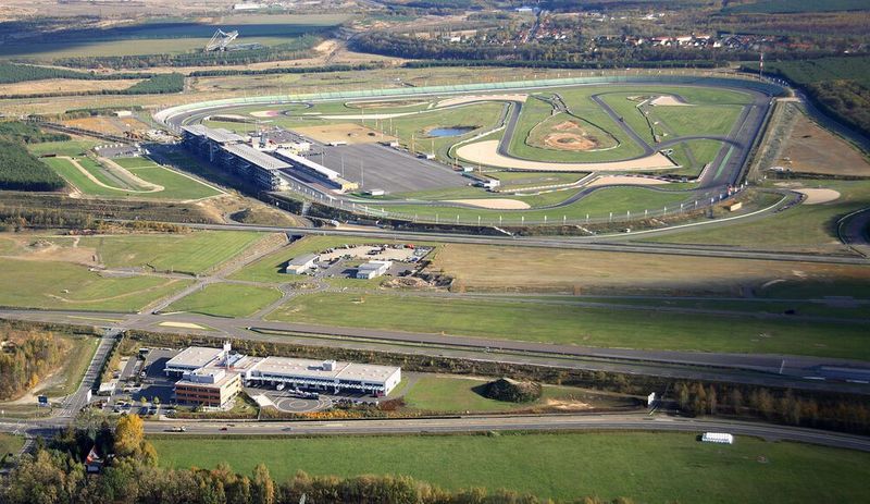 Der Lausitzring und das Dekra Technology Center (im Vordergrund). (Bild: Dekra)