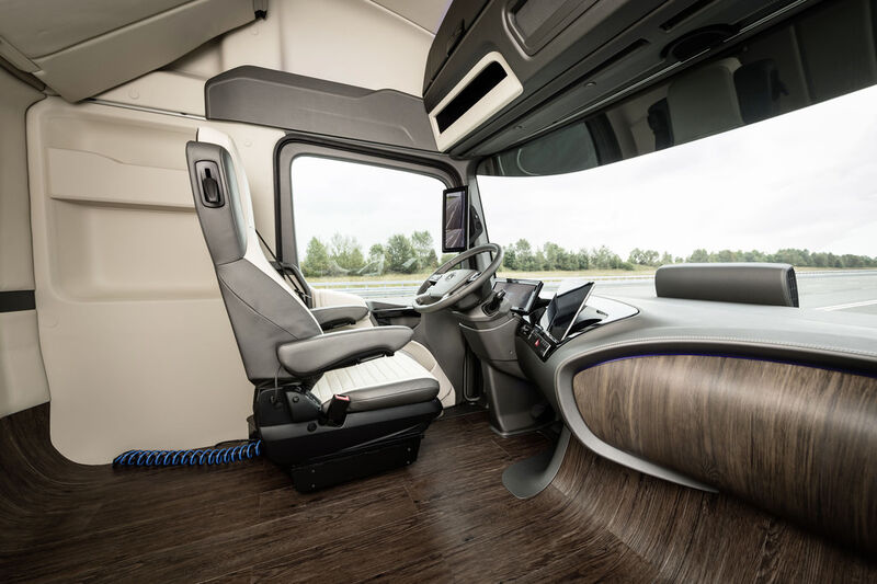 Radarsensoren und Kameratechnik ermöglichen dem Future Truck 2025 autonomes Fahren unabhängig von anderen Fahrzeugen oder Leitzentralen. (Bild: Mercedes-Benz)