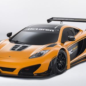 Das ganz in Orange gehalten Fahrzeug soll an die beiden Rennfahrer Bruce McLaren und Denny Hulme erinnern, die in den 1960er und 1970er Jahren in Rennern der gleichen Farbe erfolgreich unterwegs waren.