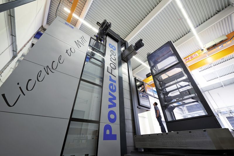 Bild 1: Diese 200 t schwere Fahrständerfräsmaschine setzt zukunftsweisende Standards für energieeffiziente Schwerzerspanungstechnik. (Bild: Rittal)
