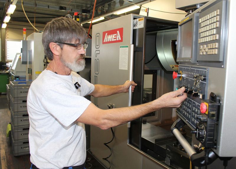 Bei der Flube AG werden alle Teile direkt an der Fanuc-Steuerung über ISO programmiert. Für einen Fachmann wie Fredy Haldimann ist selbst die 5-Achs-Bearbeitung mit dem Lehmann-Tisch kein Problem. (Klingauf)