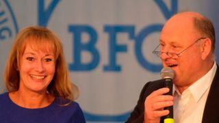 Schulleiterin Sylvia Gerl und Vorstandsvorsitzender Helmut Peter gratulierten den erfolgreichen BFC-Absolventen. (Zietz/»kfz-betrieb«)