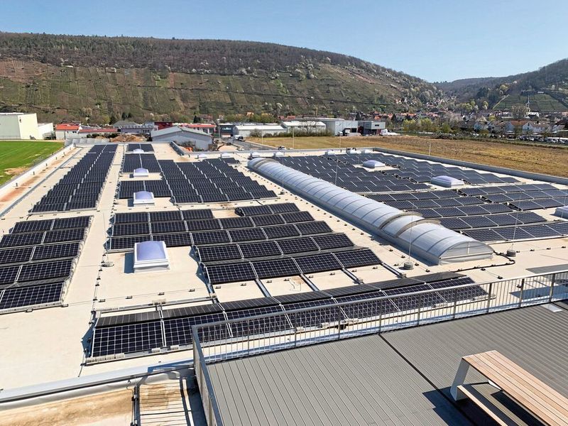 Die Photovoltaikanlage auf dem neuen Standort ist ein Teil der Maßnahmen, um klimaneutral zu produzieren. (R+W Antriebselemente)