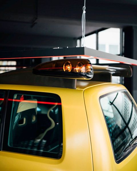 Die seitlich am Flügel angebrachten Blinklichter belegen: Der Espace F1 war zeitweise als Safety-Car für die Formel 1 vorgesehen. (Bild: Renault)