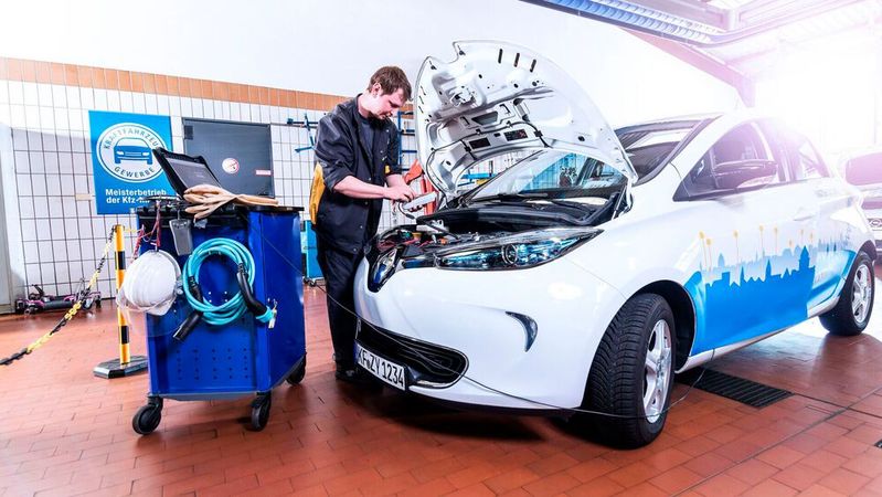 Damit freie Werkstätten zukünftig die notwendigen Fahrzeug- und Herstellerdaten erhalten, um Reparaturen oder Wartung an Autos durchführen zu können, müssen sie sich durch Sermi zertifizieren. (Bild:  ProMotor)