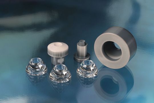 Glas als optische Komponente: Die Formeinsätze aus Keramik für das Blankpressen. Damit lassen sich Optiken aus Glas fertigen, die gegenüber extremen Temperaturen und UV-Strahlung beständig sind. Glas als optische Komponente: Die Formeinsätze aus Keramik für das Blankpressen. Damit lassen sich Optiken aus Glas fertigen, die gegenüber extremen Temperaturen und UV-Strahlung beständig sind.
