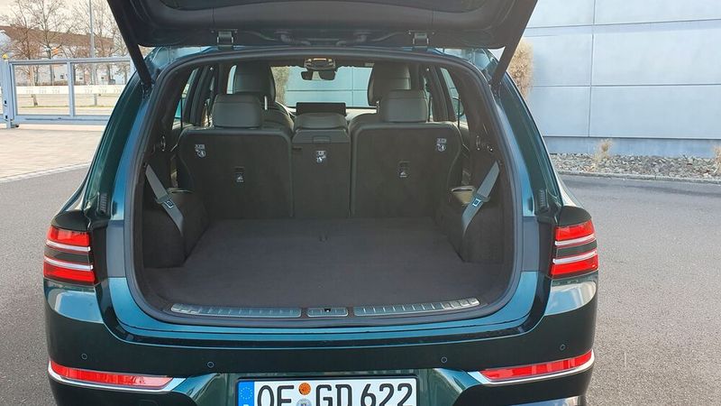 10. Der Kofferraum: Er schluckt bei aufgestellten Rücksitzen 727 Liter Gepäck. Das ist ordentlich. Die Ladefläche ist eben, aber recht hoch platziert. Bei hochgeklappter dritter Sitzreihe verschwindet der Kofferraum quasi komplett. (Bild: Mauritz/VCG)