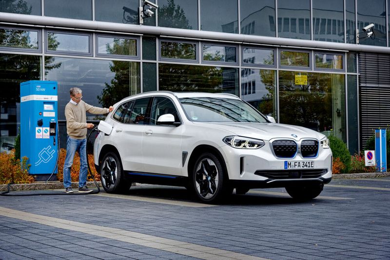 An einem Quick-Charger lässt sich innerhalb von zehn Minuten rund 100 Kilometer an Reichweite „nachtanken“, weil das Lademanagement eine DC-Leistung von bis zu 150 Kilowatt erlaubt. (Bild: BMW)