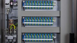 Montageplatte im Schaltschrank: Hier lässt sich die Verlustwärme noch recht einfach per Klimatisierung bekämpfen (Archiv: Vogel Business Media)